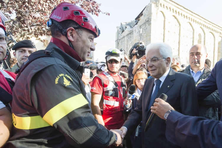 Il Presidente Sergio Mattarella incontra il personale impegnato nei soccorsi di Amatrice 