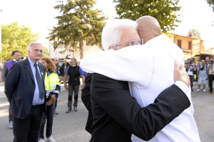 Il Presidente Sergio Mattarella saluta il sindaco di Amatrice