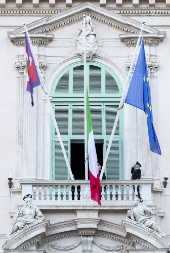 Le bandiere del Palazzo del Quirinale a mezz'asta in segno di lutto per le vittime del coronavirus