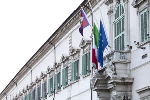 Le bandiere del Palazzo del Quirinale a mezz'asta in segno di lutto per le vittime del coronavirus