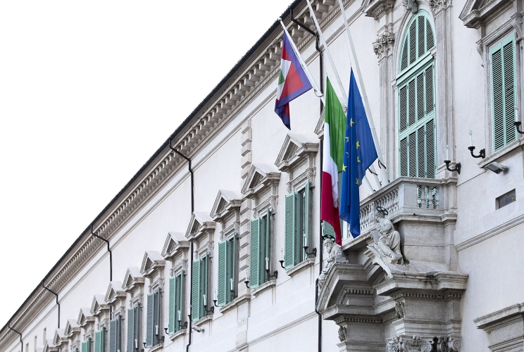 Le bandiere del Palazzo del Quirinale a mezz'asta in segno di lutto per le vittime del coronavirus