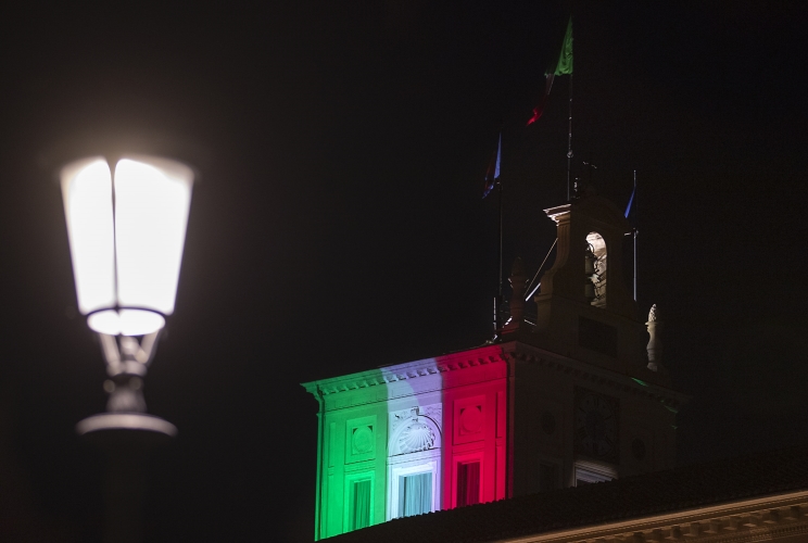 Il Torrino del Palazzo del Quirinale illuminato con il tricolore