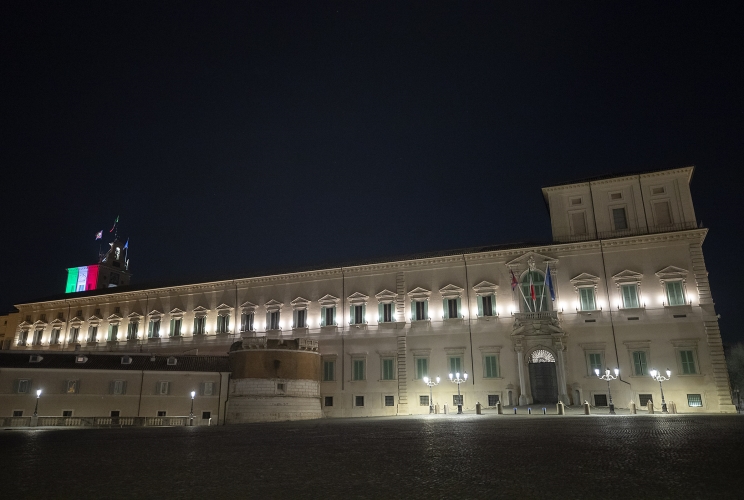 Il Torrino del Palazzo del Quirinale illuminato con il tricolore