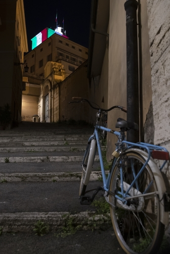 Il Torrino del Palazzo del Quirinale illuminato con il tricolore