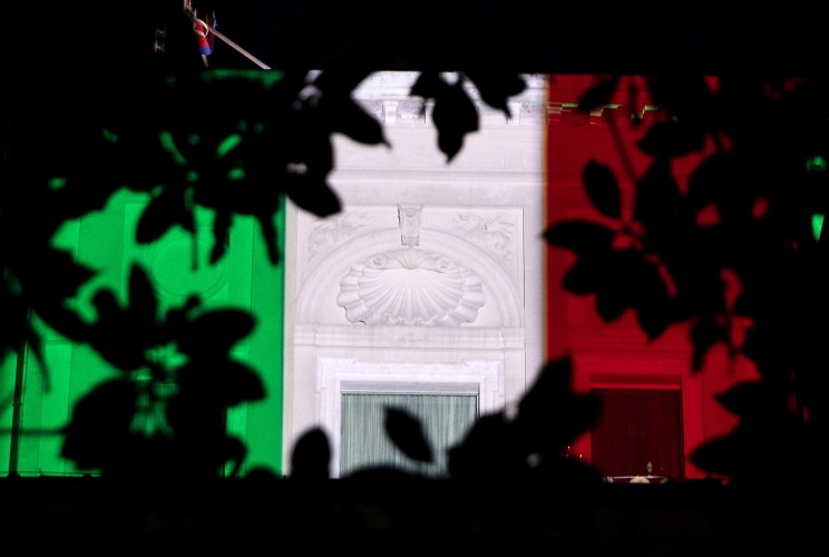 Il Torrino del Palazzo del Quirinale illuminato con il tricolore