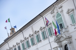 Bandiere a mezz’asta in segno di lutto per le vittime del coronavirus