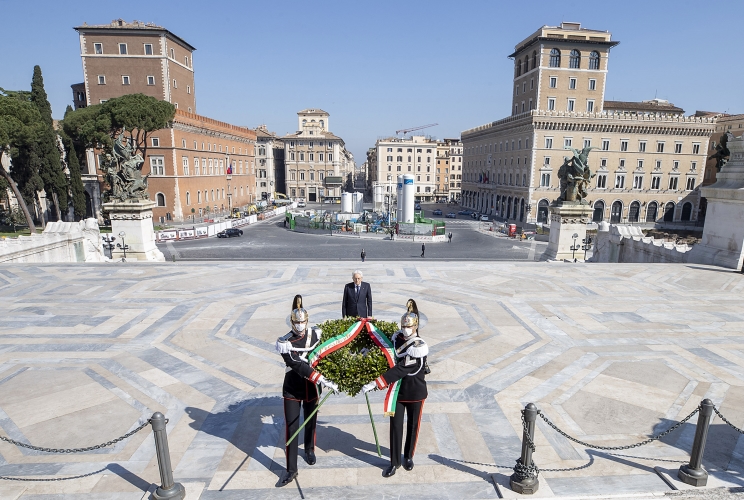 Il Presidente Sergio Mattarella in occasione della deposizione di una corona d’alloro sulla Tomba del Milite Ignoto, nella ricorrenza del 75° anniversario della Liberazione