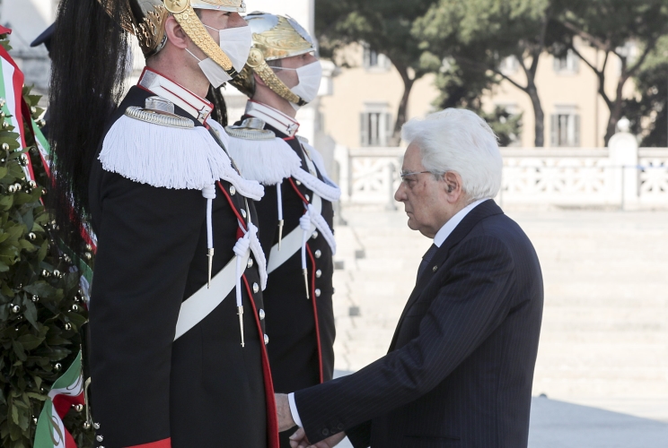 Il Presidente Sergio Mattarella in occasione della deposizione di una corona d’alloro sulla Tomba del Milite Ignoto, nella ricorrenza del 75° anniversario della Liberazione