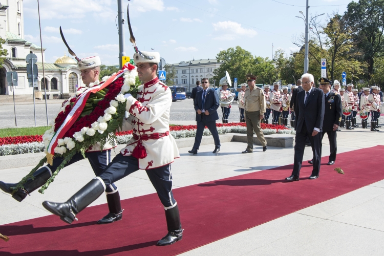 Il Presidente Sergio mattarella depone una corona al Monumento al Milite Ignoto