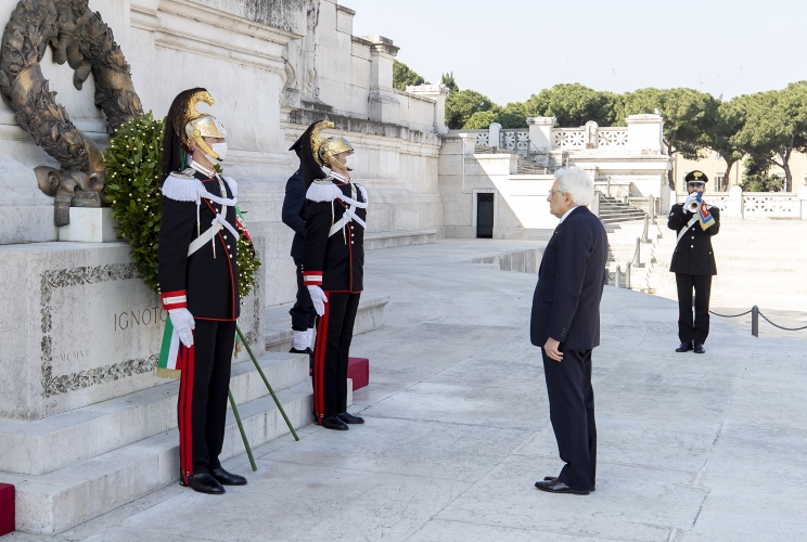 Il Presidente Sergio Mattarella in occasione della deposizione di una corona d’alloro sulla Tomba del Milite Ignoto, nella ricorrenza del 75° anniversario della Liberazione
