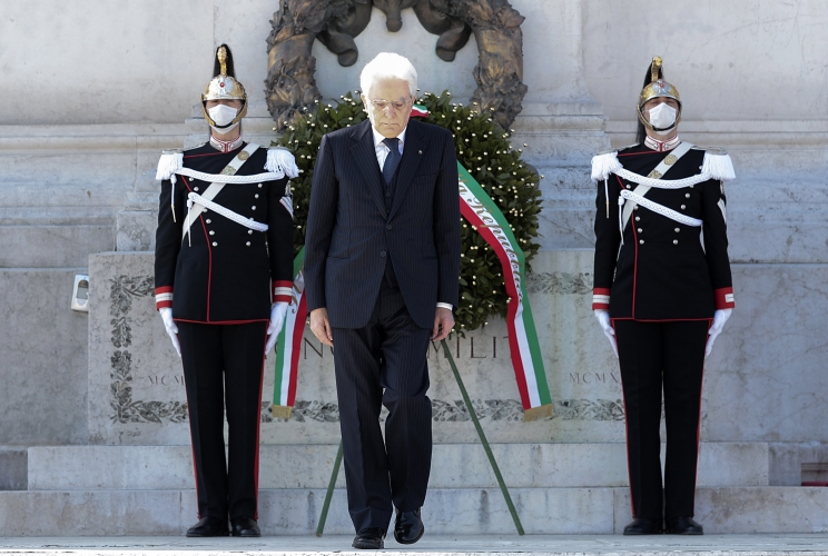 Il Presidente Sergio Mattarella in occasione della deposizione di una corona d’alloro sulla Tomba del Milite Ignoto, nella ricorrenza del 75° anniversario della Liberazione