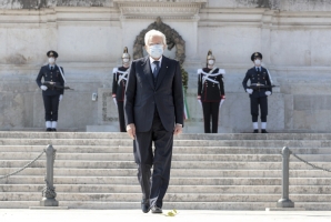 Il Presidente Sergio Mattarella in occasione della deposizione di una corona d’alloro sulla Tomba del Milite Ignoto, nella ricorrenza del 75° anniversario della Liberazione