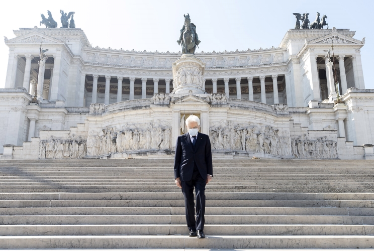 Il Presidente Sergio Mattarella in occasione della deposizione di una corona d’alloro sulla Tomba del Milite Ignoto, nella ricorrenza del 75° anniversario della Liberazione