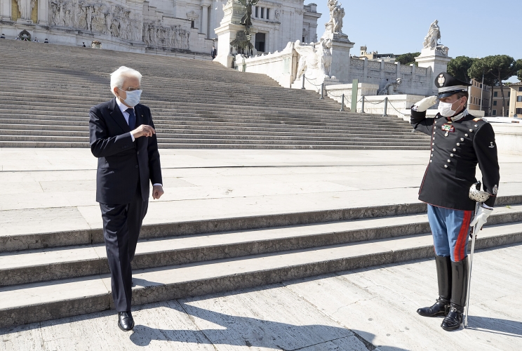 Il Presidente Sergio Mattarella in occasione della deposizione di una corona d’alloro sulla Tomba del Milite Ignoto, nella ricorrenza del 75° anniversario della Liberazione