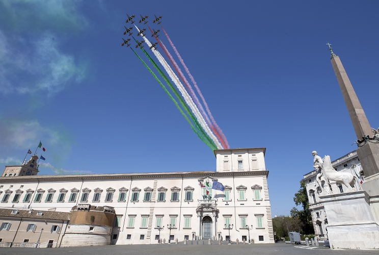Il passaggio delle Frecce Tricolori sul Palazzo del Quirinale, in occasione del 75° anniversario della Liberazione