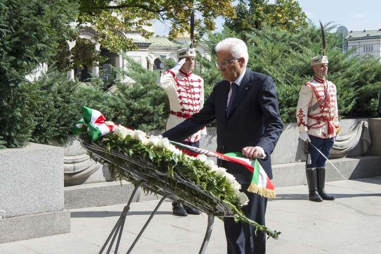 Il Presidente Sergio Mattarella depone una corona al Monumento al Milite Ignoto