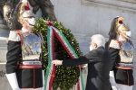 Mattarella depone una corona d’alloro all’Altare della Patria, in occasione della Festa Nazionale della Repubblica