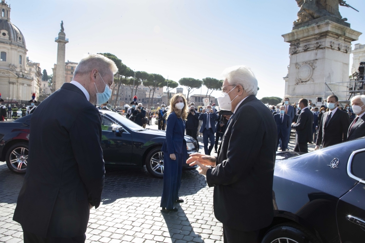 Il Presidente della Repubblica Sergio Mattarella con il Ministro della Difesa,Lorenzo Guerini, all'Altare della Patria in occasione della Festa della Repubblica
