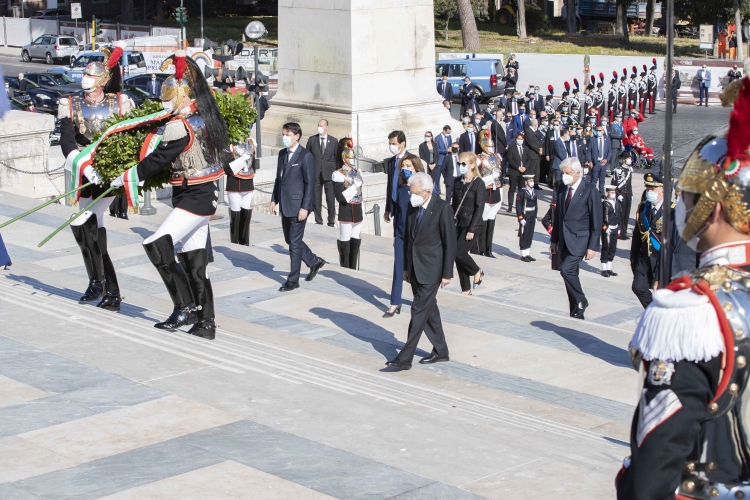 Il Presidente della Repubblica Sergio Mattarella con le Alte cariche dello Stato rende omaggio al Milite Ignoto all'Altare della Patria in occasione della Festa della Repubblica 
