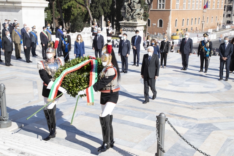 Il Presidente della Repubblica Sergio Mattarella in occasione della deposizione di una corona d’alloro all’Altare della Patria per la Festa Nazionale della Repubblica, oggi 2 giugno 2020

