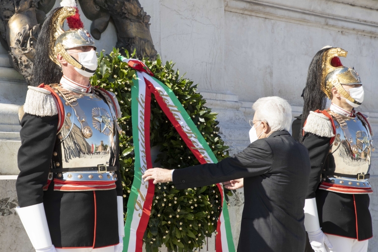 Il Presidente della Repubblica Sergio Mattarella depone una corona di alloro all'Altare della Patria in occasione del 2 giugno, Festa Nazionale della Repubblica

