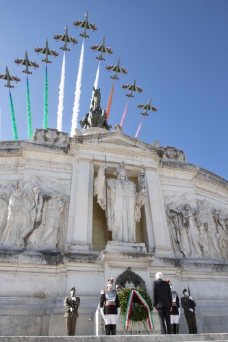 Il Presidente della Repubblica Sergio Mattarella depone una corona di alloro all'Altare della Patria in occasione del 2 giugno, Festa Nazionale della Repubblica
