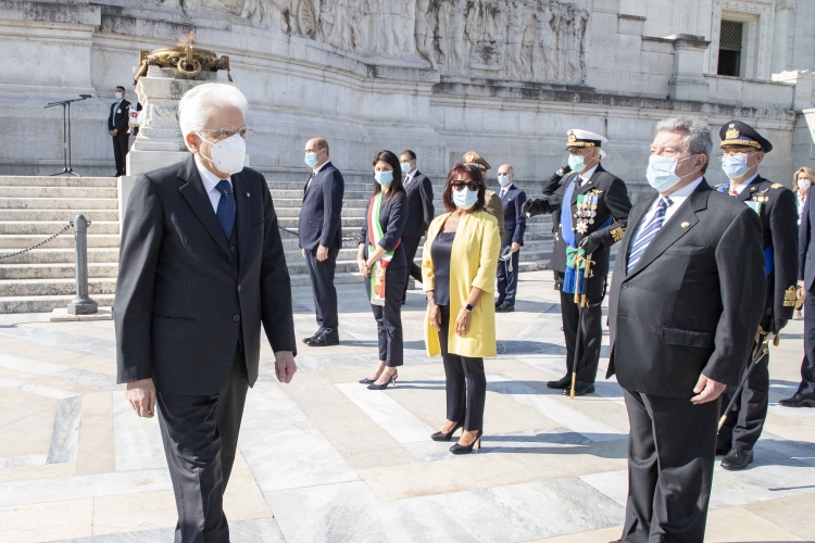 Il Presidente della Repubblica Sergio Mattarella in occasione della deposizione di una corona d’alloro all’Altare della Patria per la Festa Nazionale della Repubblica, oggi 2 giugno 2020
