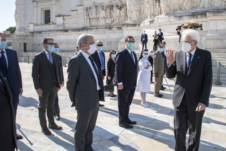 Il Presidente della Repubblica Sergio Mattarella in occasione della deposizione di una corona d’alloro all’Altare della Patria per la Festa Nazionale della Repubblica, oggi 2 giugno 2020
