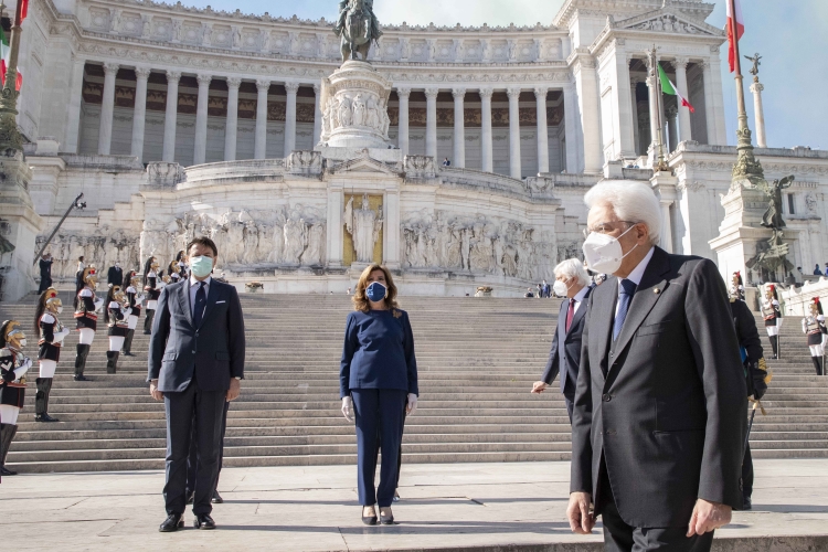 Il Presidente della Repubblica Sergio Mattarella con le Alte cariche dello Stato rende omaggio al Milite Ignoto all'Altare della Patria in occasione della Festa della Repubblica 
