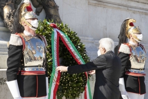 Il Presidente della Repubblica Sergio Mattarella depone una corona di alloro all'Altare della Patria in occasione del 2 giugno, Festa Nazionale della Repubblica
