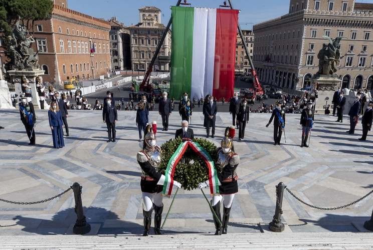  Il Presidente della Repubblica Sergio Mattarella in occasione della deposizione di una corona d’alloro all’Altare della Patria, nella ricorrenza della Festa Nazionale della Repubblica