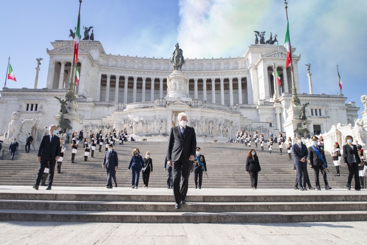 Il Presidente della Repubblica Sergio Mattarella in occasione della deposizione di una corona d’alloro all’Altare della Patria per la Festa Nazionale della Repubblica, oggi 2 giugno 2020
