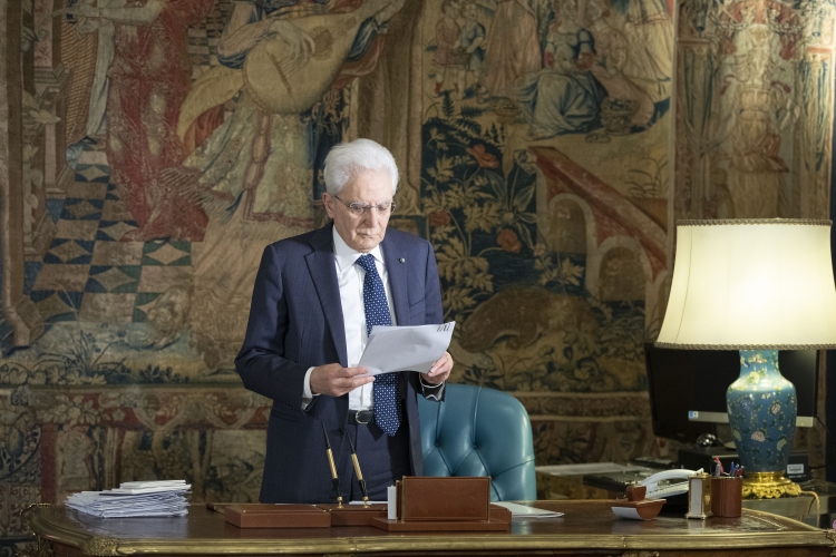 Il Presidente Mattarella alla scrivania