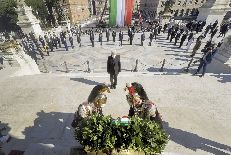 Il Presidente della Repubblica Sergio Mattarella con le Alte cariche dello Stato rende omaggio al Milite Ignoto all'Altare della Patria in occasione della Festa della Repubblica