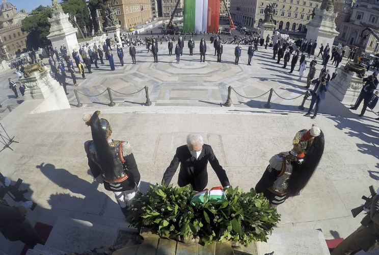 Il Presidente della Repubblica Sergio Mattarella con le Alte cariche dello Stato rende omaggio al Milite Ignoto all'Altare della Patria in occasione della Festa della Repubblica