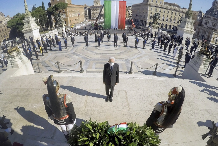 Il Presidente della Repubblica Sergio Mattarella con le Alte cariche dello Stato rende omaggio al Milite Ignoto all'Altare della Patria in occasione della Festa della Repubblica