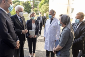 Il Presidente della Repubblica Sergio Mattarella con i rappresentanti dell’Ospedale Spallanzani in occasione del concerto di celebrazione della Repubblica e di ringraziamento al personale del Servizio sanitario