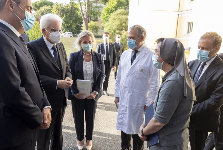Il Presidente della Repubblica Sergio Mattarella con i rappresentanti dell’Ospedale Spallanzani in occasione del concerto di celebrazione della Repubblica e di ringraziamento al personale del Servizio sanitario