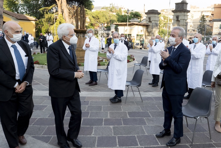 Il Presidente Sergio Mattarella al termine del concerto di celebrazione della Repubblica e di ringraziamento al personale del Servizio sanitario saluta il Presidente del Consiglio Superiore di Sanità Franco Locatelli