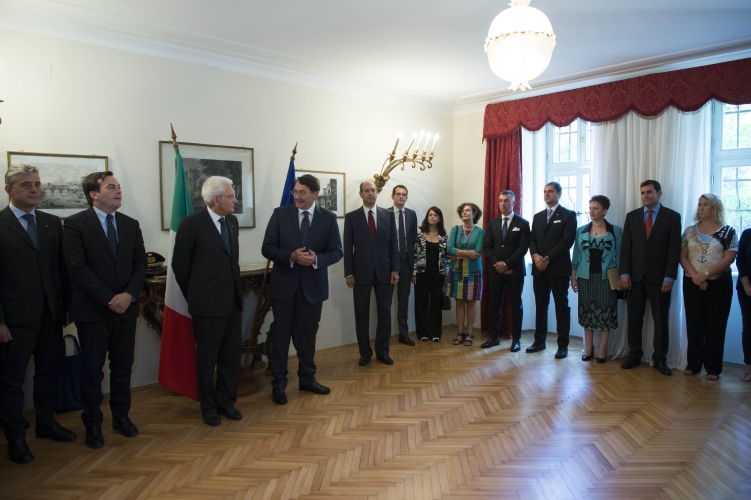 Il Presidente Sergio Mattarella in occasione dell'incontro con il personale dell'Ambaciata 