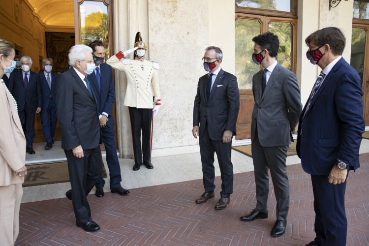 Il Presidente della Repubblica Sergio Mattarella con John Elkann, Presidente di Fiat Chrysler Automobiles,saluta Pietro Gorlier, Chief Operating Officer Region Emea (Europe, Middle East & Africa) FCA, Daniele Chiari, Responsabile Product Planning & Institutional Relations di FCA Italy e Olivier Francois, Responsabile del Brand Fiat e del Marketing FCA, in occasione della presentazione della nuova vettura “Fiat 500” elettrica
