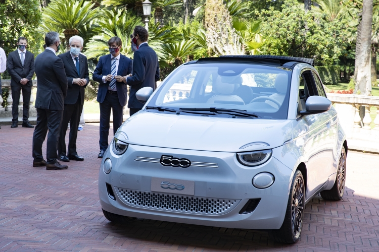 Il Presidente della Repubblica Sergio Mattarella con John Elkann, Presidente di Fiat Chrysler Automobiles,in occasione della presentazione della nuova vettura “Fiat 500” elettrica
