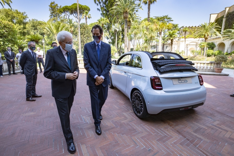 Il Presidente della Repubblica Sergio Mattarella con John Elkann, Presidente di Fiat Chrysler Automobiles,in occasione della presentazione della nuova vettura “Fiat 500” elettrica
(