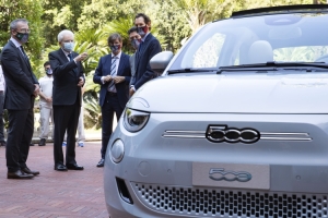 Il Presidente della Repubblica Sergio Mattarella con John Elkann, Presidente di Fiat Chrysler Automobiles,in occasione della presentazione della nuova vettura “Fiat 500” elettrica
