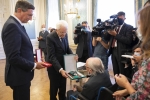 Il Presidente Mattarella consegna l'onorificenza a  BORIS PAHOR



