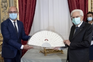 Il Presidente Sergio Mattarella con Marco Di Fonzo, Presidente dell’Associazione Stampa Parlamentare, in occasione dell'incontro con i componenti dell’Associazione Stampa Parlamentare e i giornalisti accreditati presso il Quirinale per la consegna del “Ventaglio” da parte dell’Associazione Stampa Parlamentare