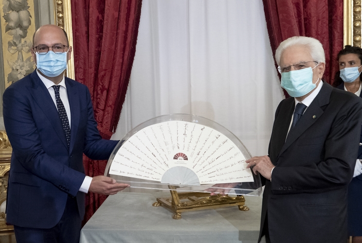 Il Presidente Sergio Mattarella con Marco Di Fonzo, Presidente dell’Associazione Stampa Parlamentare, in occasione dell'incontro con i componenti dell’Associazione Stampa Parlamentare e i giornalisti accreditati presso il Quirinale per la consegna del “Ventaglio” da parte dell’Associazione Stampa Parlamentare