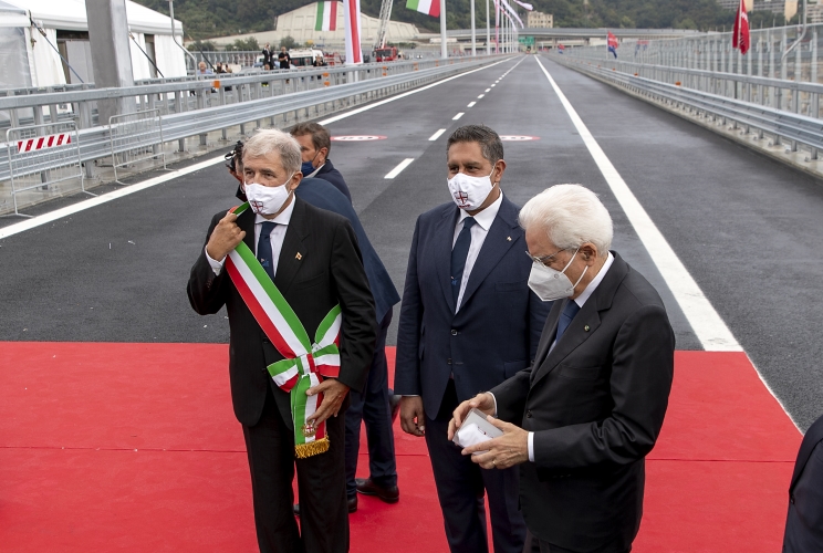 Il Presidente della Repubblica Sergio Mattarella accolto da Giovanni Toti, Presidente della Regione Liguria e Marco Bucci, Sindaco di Genova, in occasione della cerimonia di inaugurazione del nuovo viadotto sul Polcevera