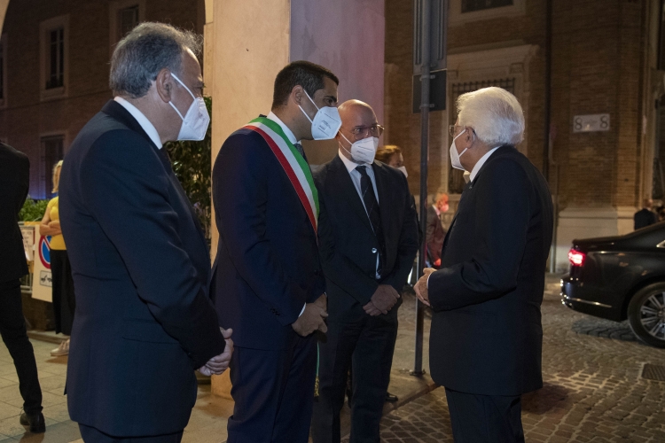 Il Presidente della Repubblica Sergio Mattarella a Ravenna con Stefano Bonaccini, Presidente della Regione Emilia Romagna, e Michele de Pascale, Sindaco di Ravenna,in occasione dell'apertura dell'anno celebrativo per il settimo centenario della morte di Dante Alighieri