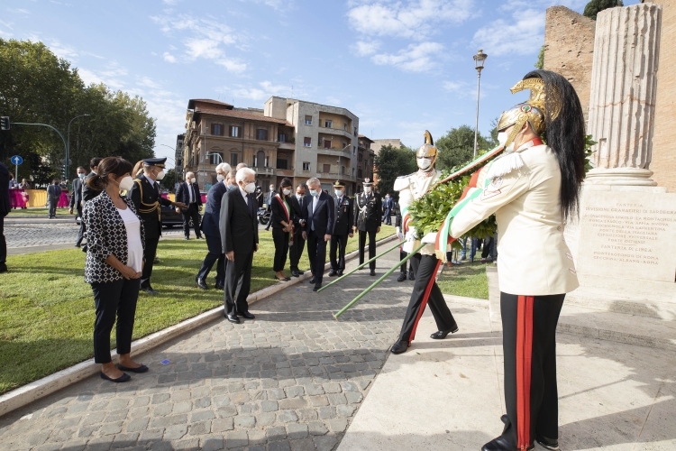 Il Presidente Sergio Mattarella depone una corona d'alloro a Porta San Paolo, in occasione del 77° anniversario della Difesa di Roma
